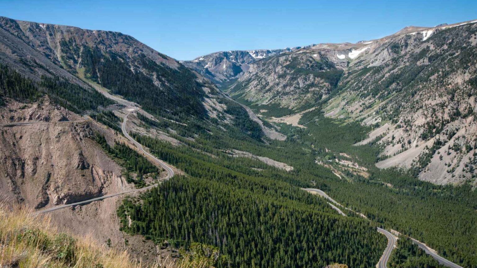 Se a viagem até Yellowstone parece algo para se apressar, a Beartooth Highway apresenta um forte argumento para desacelerar.