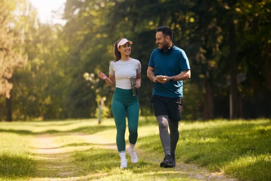 Manter a rotina de exercícios ajuda a compensar o tempo em frente à televisão (Imagem: Drazen Zigic | Shutterstock)
