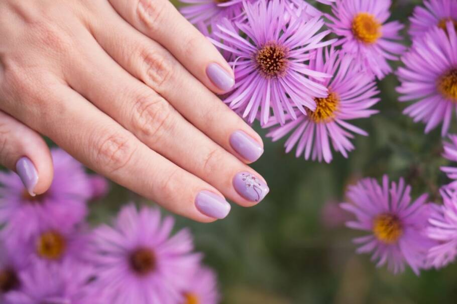 Lilás lavado, rosa queimado e azul névoa aparecem com fundo acinzentado, trazendo delicadeza equilibrada (Imagem: Andrii Oleksiienko | Shutterstock)