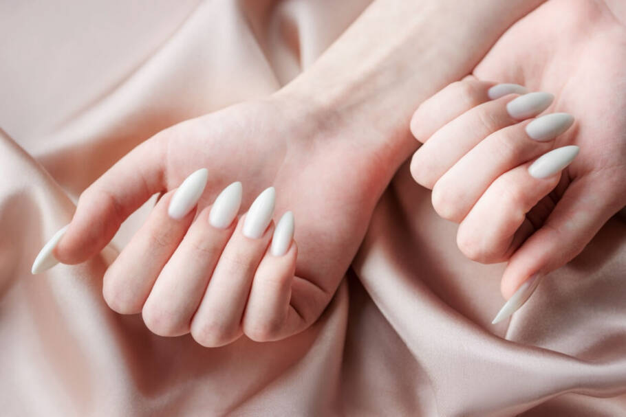 Beges acinzentados, off-whites e tons amanteigados surgem como opções minimalistas e elegantes (Imagem: Olena Rudo | Shutterstock)