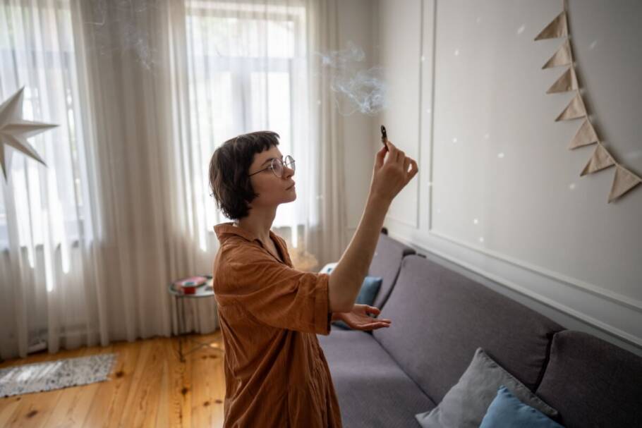 Eletrodomésticos quebrando, móveis danificados e imprevistos recorrentes podem ser sinais de desequilíbrio energético no ambiente (Imagem: DimaBerlin | Shutterstock)