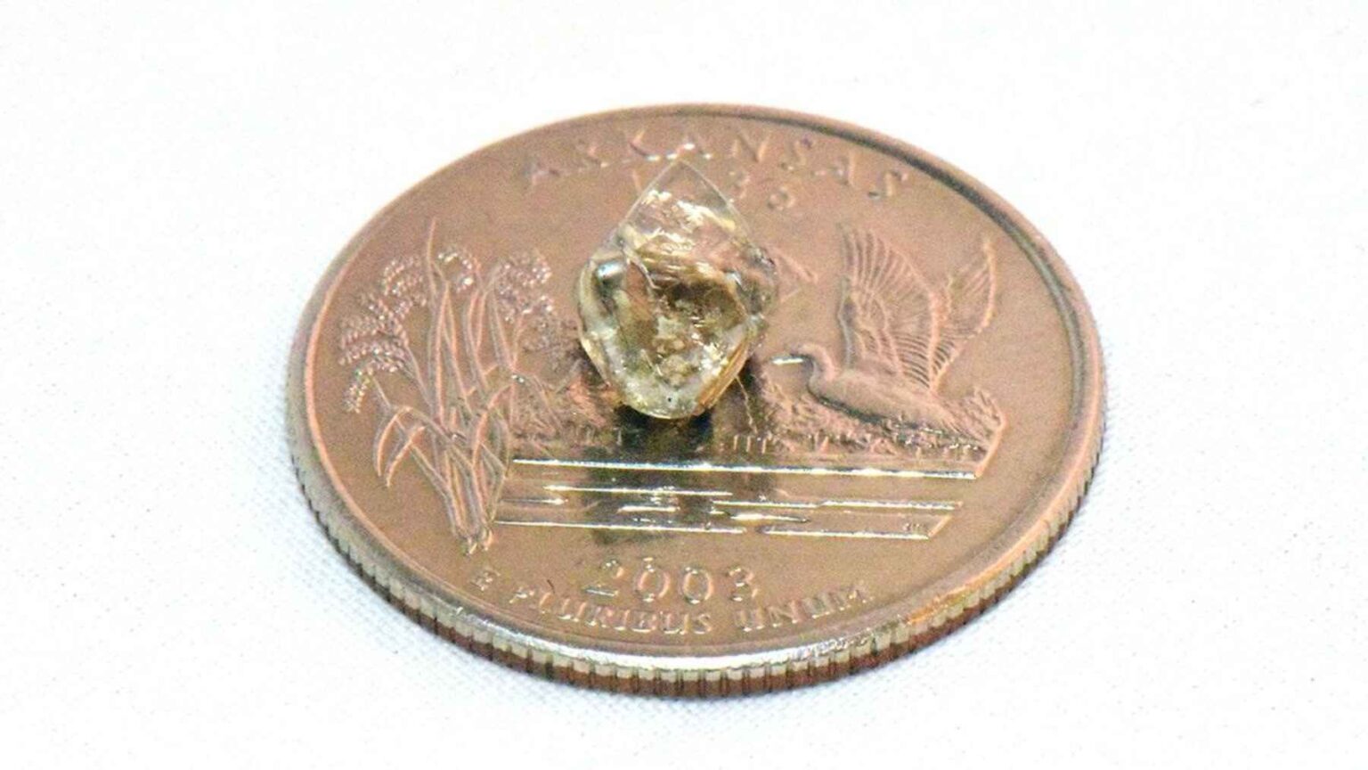 Um turista de Nova York acha um diamante do tamanho de um dente humano, e um passeio comum vira uma história de geologia única na vida O Parque Estadual Crater of Diamonds não é uma parada turística comum.