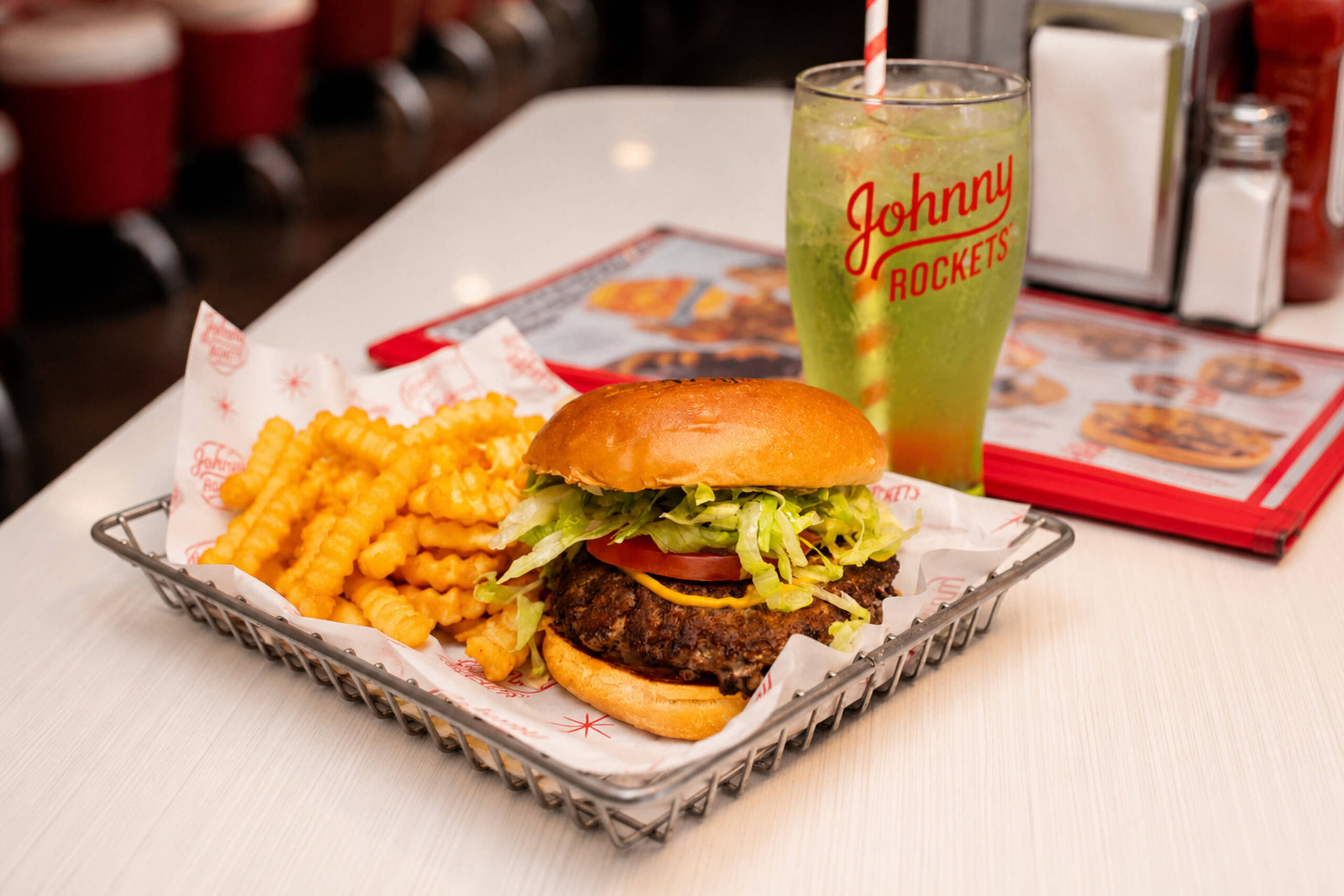 Clássico das lanchonetes americanas, Johnny Rockets transforma o Dia do Hambúrguer em celebração especial