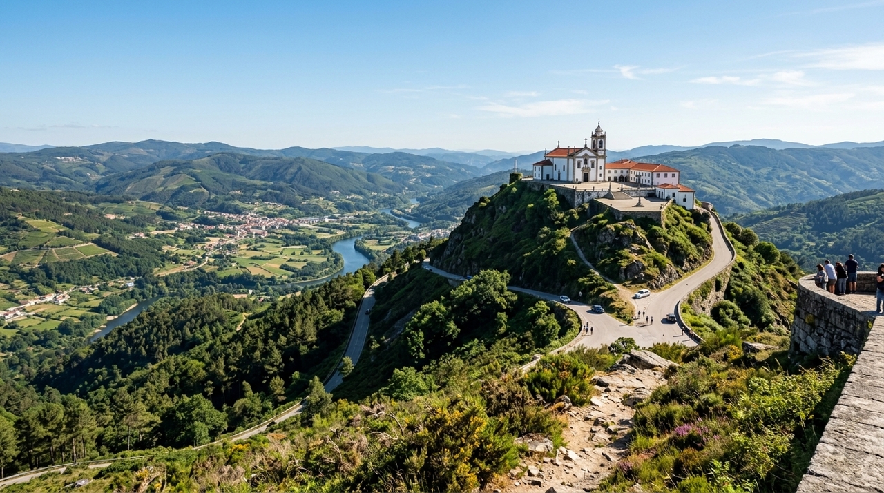 A vila no norte de Portugal com um santuário lendário e uma das maiores cascatas da Europa