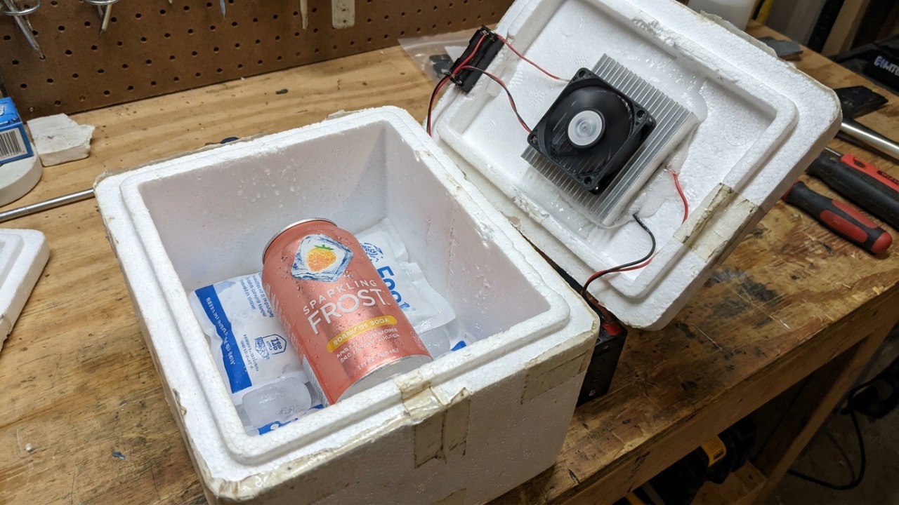 Uma geladeira caseira feita com placa Peltier mostra o truque por trás do frio portátil