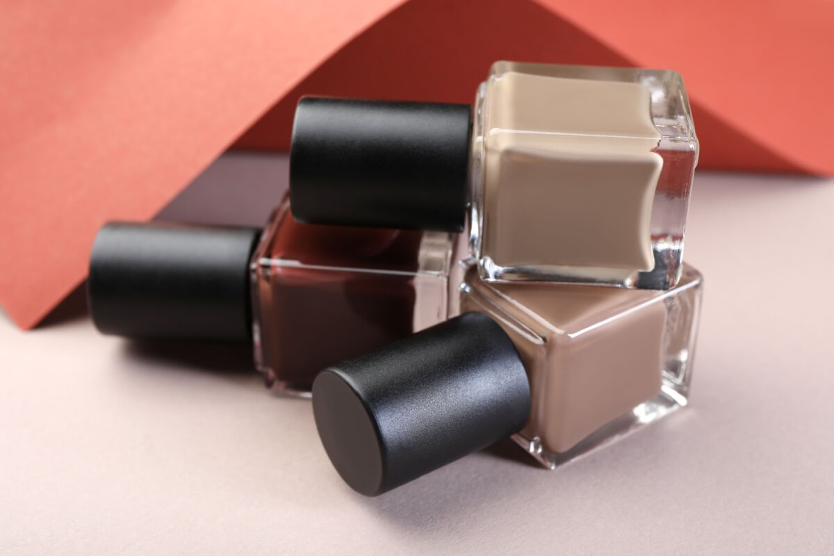 Clássicos reinventados: 7 cores de esmalte que prometem dominar o outono/inverno 2026 