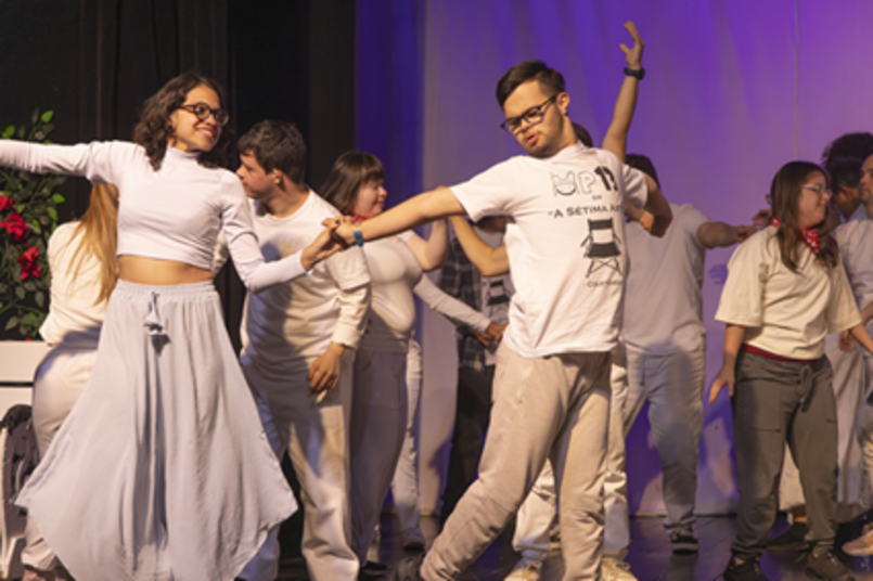 Oficina dos Menestréis apresenta o musical A Sétima Arte, com elenco formado por 40 atores com Síndrome de Down