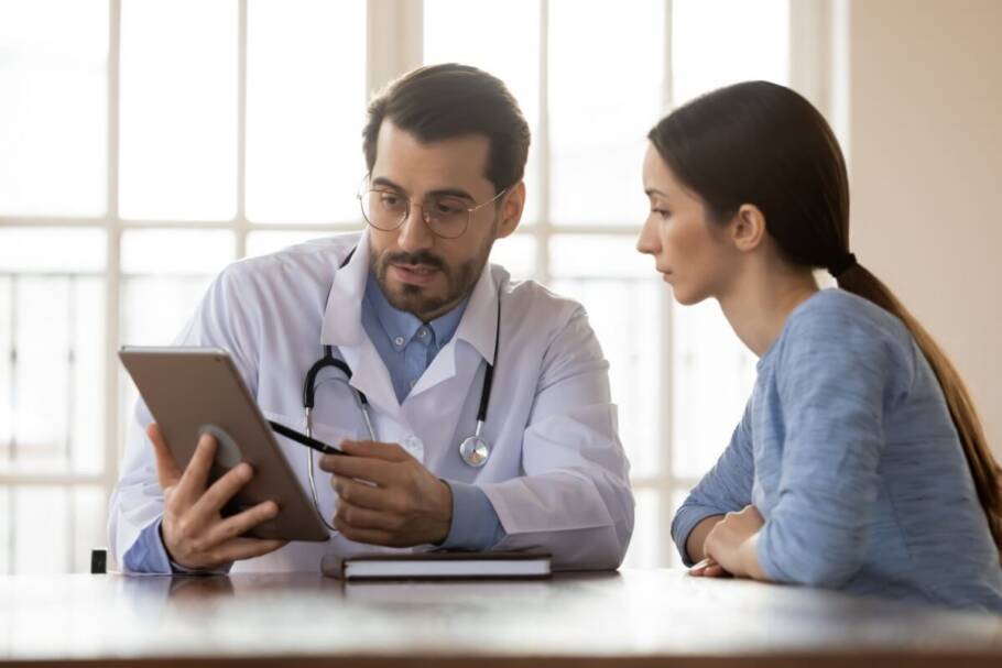 Um dos grandes desafios do diagnóstico é a ausência de um exame específico que confirme a perimenopausa, já que ela é identificada principalmente pelo conjunto de sintomas (Imagem: fizkes | Shutterstock)