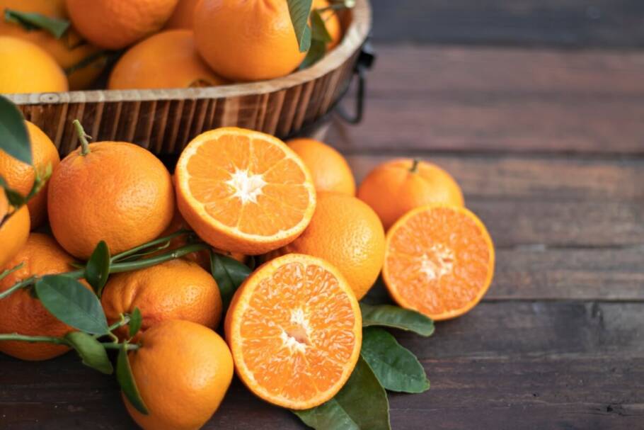 O consumo de frutas cítricas ajuda a fortalecer o sistema imunológico (Imagem: PradaBrown | Shutterstock)