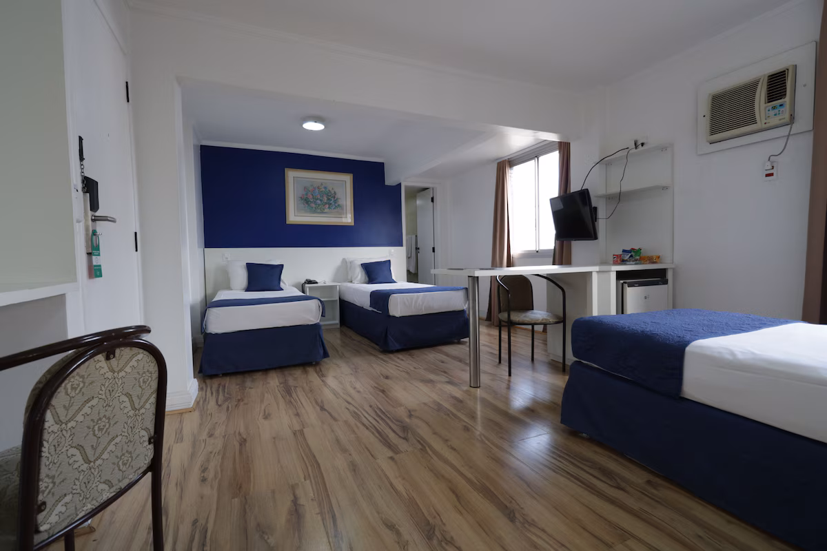Quarto triplo luxo, 3 camas de solteiro com vista