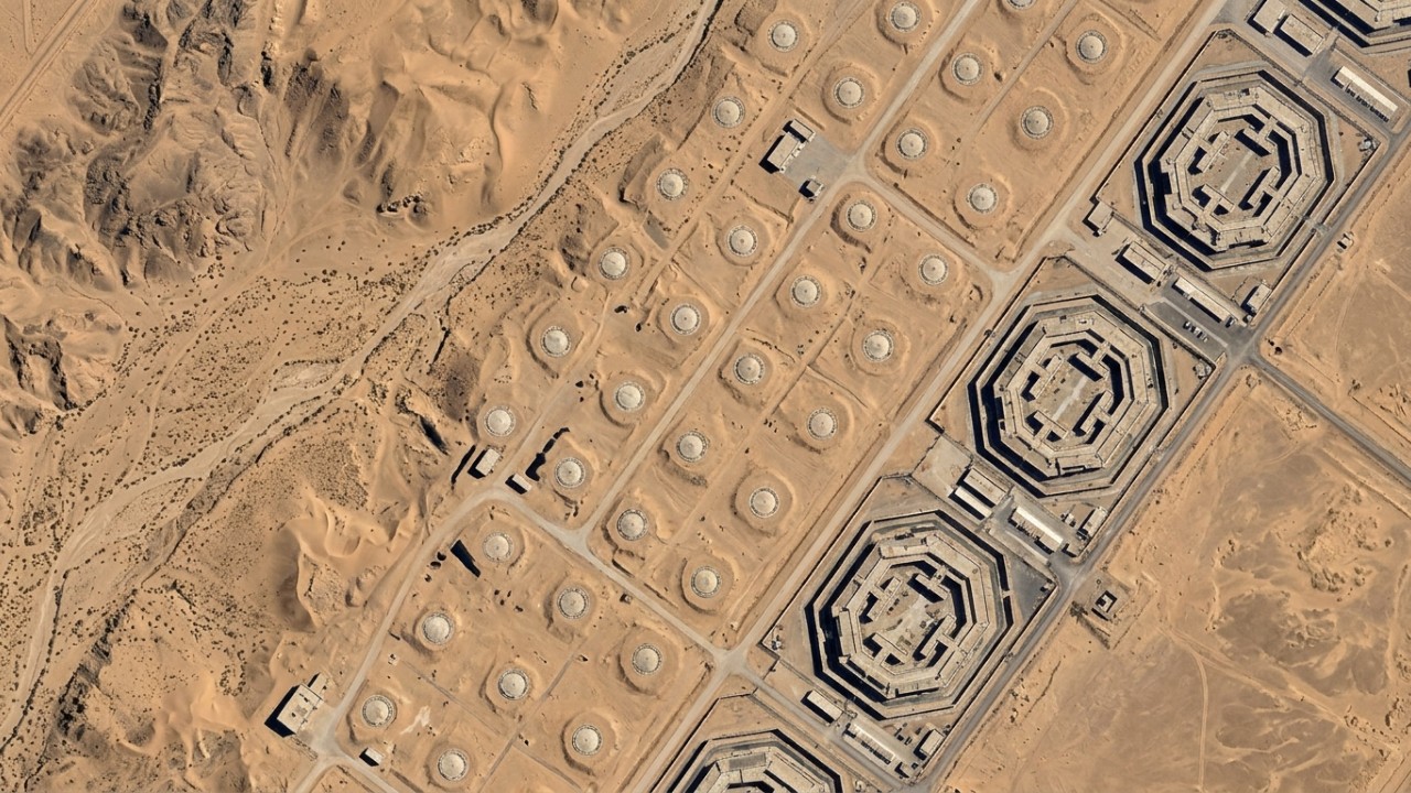 Novas estruturas estratégicas em Hami sinalizam um avanço na capacidade de defesa da China. – Imagem gerada por IA