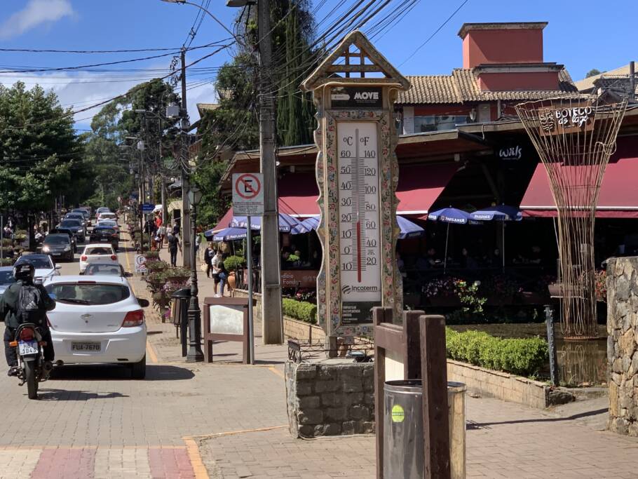 Avenida principal de Monte Verde cheia durante o dia
