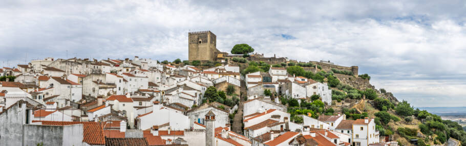 A Torre de Menagem se destaca na paisagem de Vide