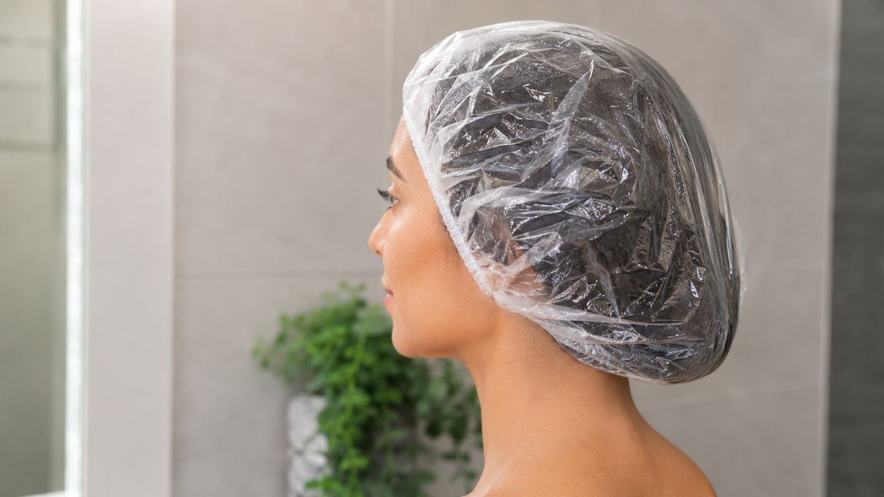 Aplique a mistura mecha por mecha no cabelo úmido, massageando e enxaguando após a pausa.