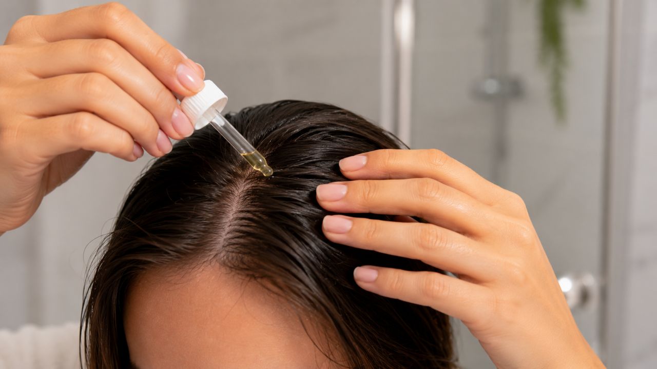 Adeus à caspa para sempre: a mistura caseira, sem corantes nem produtos químicos, para eliminá-la em um dia Aplique a mistura no couro cabeludo, deixe agir por até 30 minutos e enxágue com água morna ou fria.