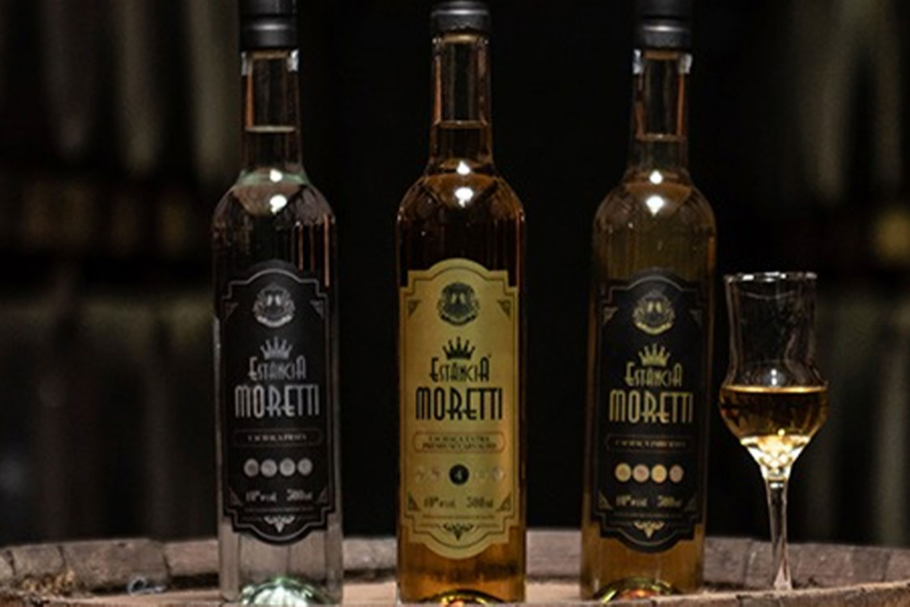 Cachaças produzidas pela Estância Moretti, em Jandaia do Sul