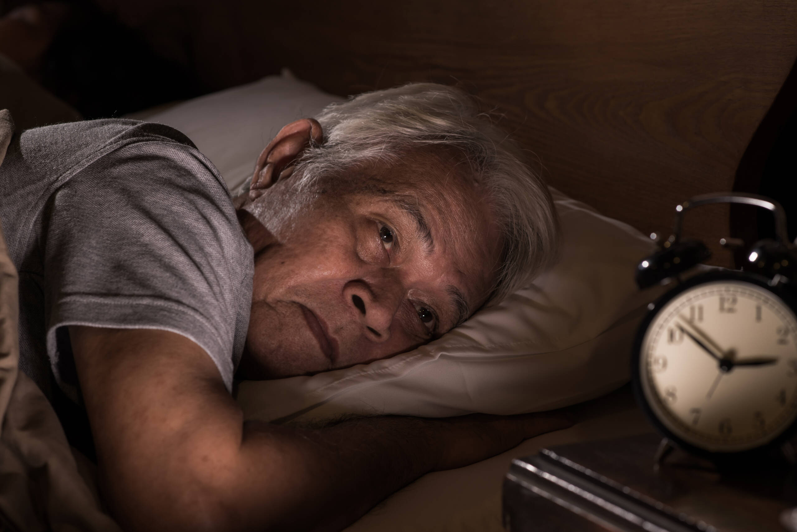 Nem às 6 nem às 8: a hora recomendada pelos especialistas para começar a levantar depois dos 60 anos
