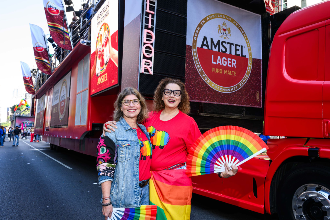Jackie e Flávia, as estrelas da campanha de Amstel na Parada do Orgulho em SP