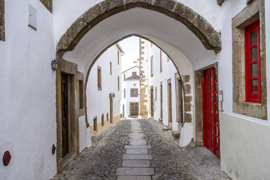 Charmosa rua do histórico Marvão, na região do Alentejo, em Portugal