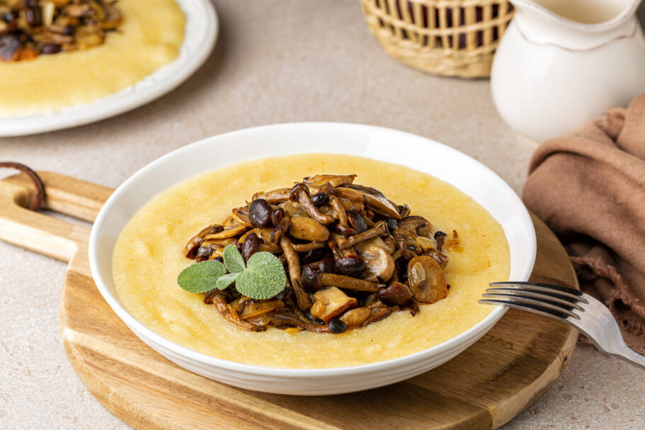Aprenda a fazer polenta cremosa com queijo derretido