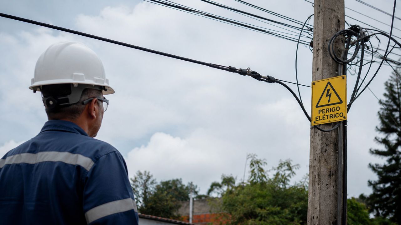 O toque em um cabo energizado em contato com o solo fecha um circuito elétrico através do corpo, causando graves lesões.