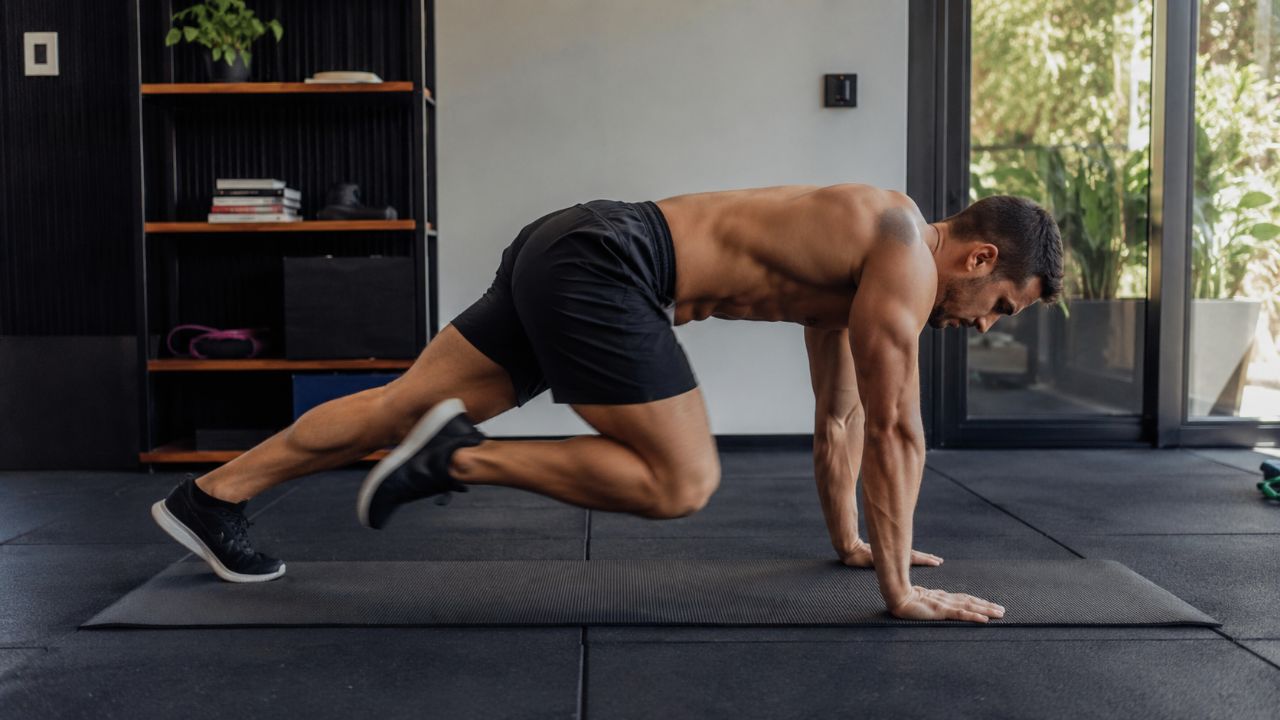 O mountain climber eleva o gasto energético ao ativar vários grupos musculares simultaneamente.