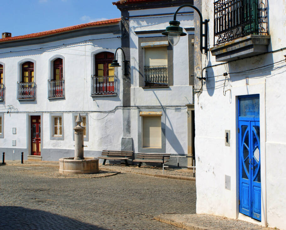 Rua no vilarejo medieval de Serpa, em Portugal