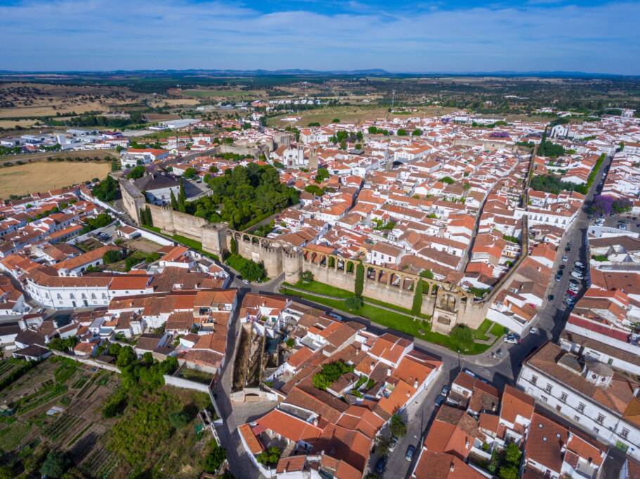 As muralharas medievais do século 13 que cercam a cidade de Serpa