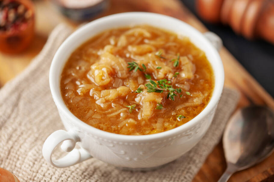 Sopa de cebola ideal para saborear no friozinho