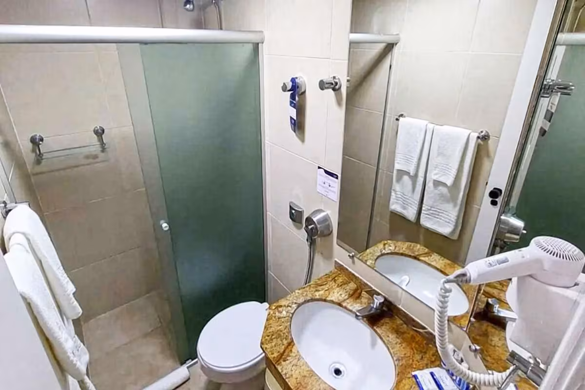 Banheiro de um dos quartos do Summit Suítes Hotel Paulista