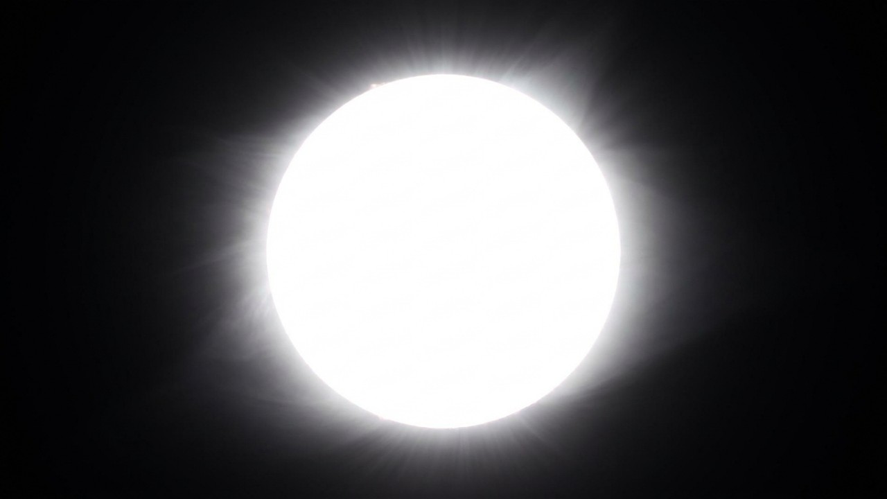 O espalhamento da luz pelas moléculas de gás deixa o céu azul e o Sol com aspecto amarelado. – Imagem gerada por IA