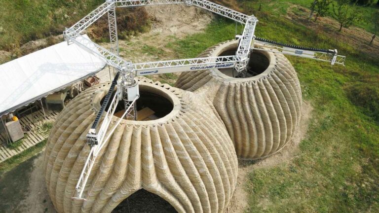 Uma pequena casa no norte da Itália está levantando uma grande questão para a construção.