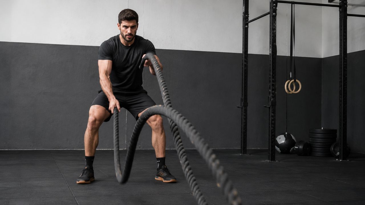 A musculação foca em hipertrofia, o funcional no condicionamento, e ambos dependem da consistência.