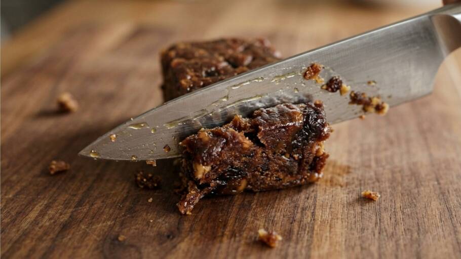 Passar óleo na faca antes de cortar alimentos e veja a diferença no corte Alimentos pegajosos tendem a grudar menos na lâmina lubrificada