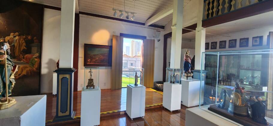 Museus orgânicos mantêm a memória de Uberaba viva Peças em exposição no Museu de Arte Sacra de Uberaba