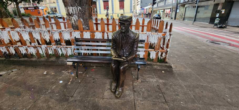 Museus orgânicos mantêm a memória de Uberaba viva Estátua em bronze do médium Chico Xavier no centro de Uberaba