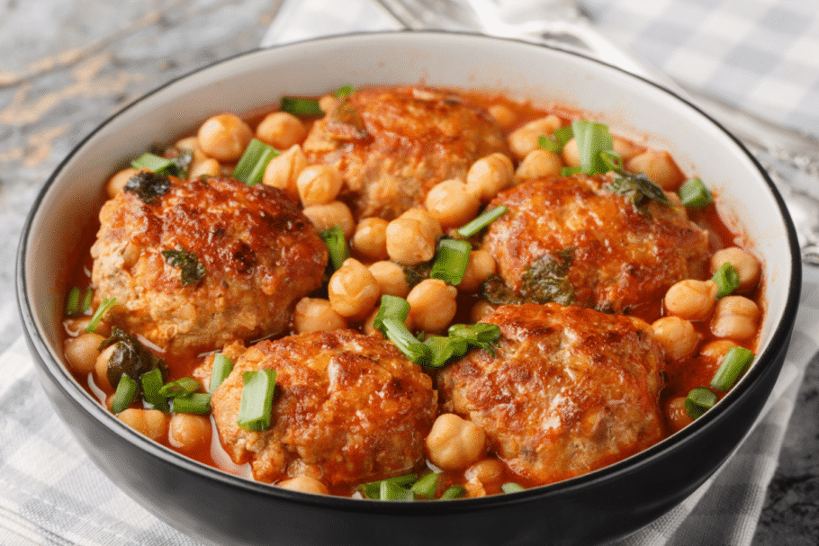 Almoço saudável: 5 receitas ricas em ômega 3 para incluir na dieta Almôndegas com linhaça ao molho de tomate e grão-de-bico (Imagem: Sergii Koval | Shutterstock)