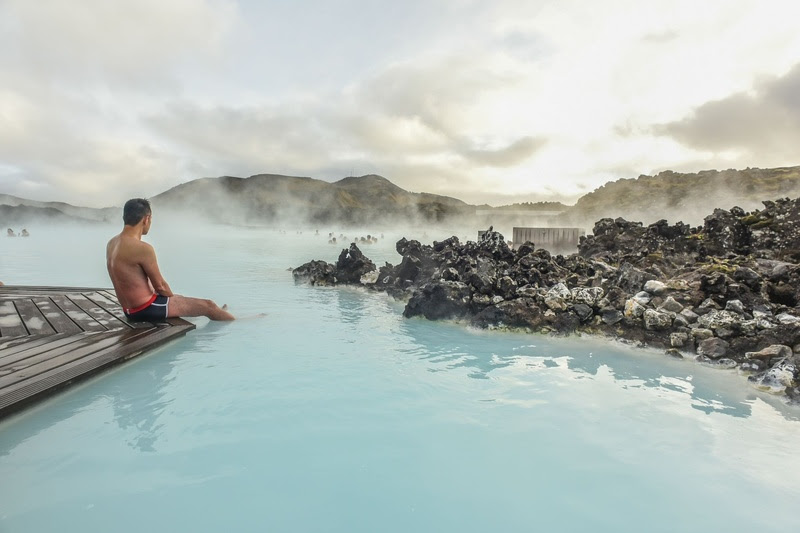 Turismo do sono ganha espaço e movimenta mercado bilionário Banhos termais ao entardecer ajudam o corpo a desacelerar e preparam para uma noite de sono profundo; na foto, a Blue Lagoon, na Islândia