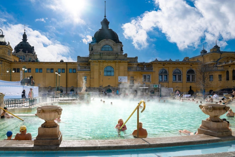 Turismo do sono ganha espaço e movimenta mercado bilionário O Széchenyi é um dos maiores complexos termais da Europa, inaugurado em 1913