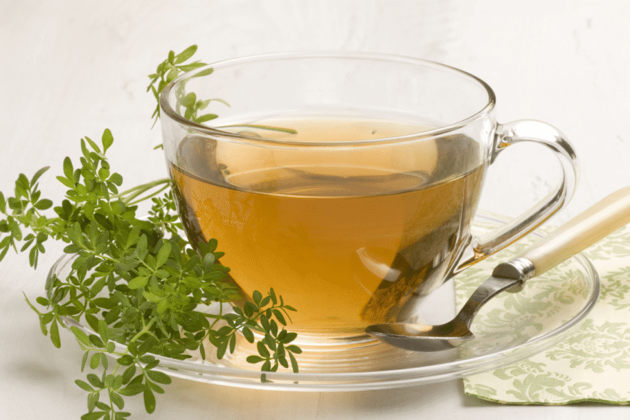Para que serve o chá de arruda? 3 receitas e os seus benefícios para a saúde Chá de arruda com erva-cidreira, camomila e mel (Imagem: Patty Orly | Shutterstock)