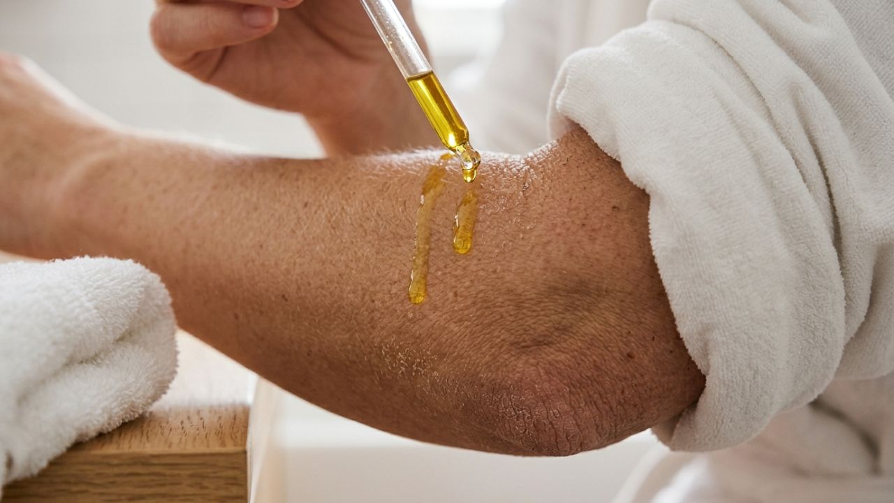 Azeite de oliva para a pele: benefícios, usos e precauções Aplicar poucas gotas de azeite na pele limpa e úmida retém a hidratação e combate o ressecamento.