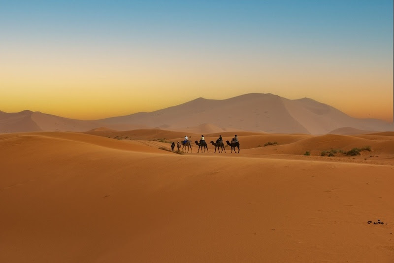 Turismo do sono ganha espaço e movimenta mercado bilionário Nas dunas de Erg Chebbi, a noite em tenda berbere é iluminada apenas pelas estrelas