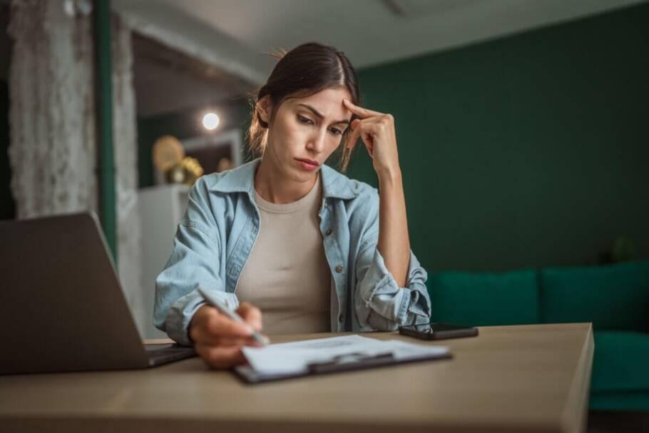 TDAH: 5 sinais do transtorno que podem se manifestar no dia a dia Começar vários projetos ao mesmo tempo ou abandonar tarefas antes de concluí-las são queixas comuns entre pessoas com TDAH (Imagem: Miljan Zivkovic | Shutterstock)