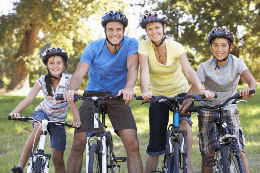 Atividade física nas férias: veja como continuar ativo durante o período de descanso Passeios a pé, pedaladas e momentos ao ar livre são alternativas para continuar ativo nas férias (Imagem: Monkey Business Images | Shutterstock)