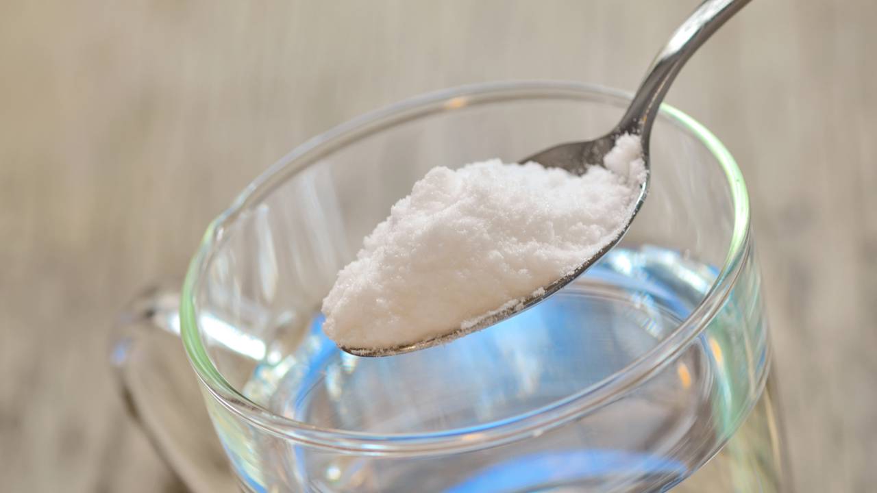 Aprenda como preparar a mistura de fermento em pó com água morna e conheça os cuidados para usar com segurança.