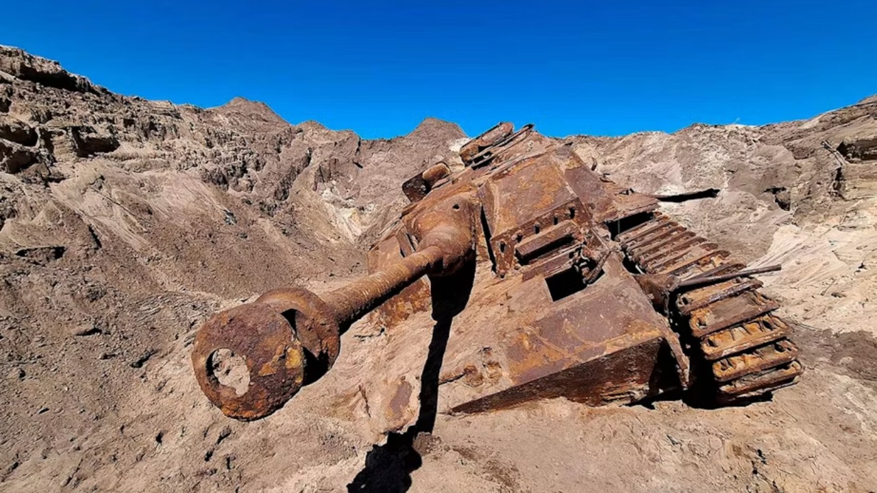 Um blindado da Segunda Guerra emergiu de uma base militar e suas 17 marcas podem contar uma história ainda desconhecida Areia seca contribuiu para a preservação das estruturas do blindado.