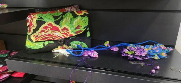 Museus orgânicos mantêm a memória de Uberaba viva São bolsas, carteiras, roupas e acessórios criados com chita