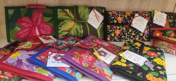 Museus orgânicos mantêm a memória de Uberaba viva Peças criadas pelas mulheres do proeto Ateliê das Chiteiras — Flor de Chita