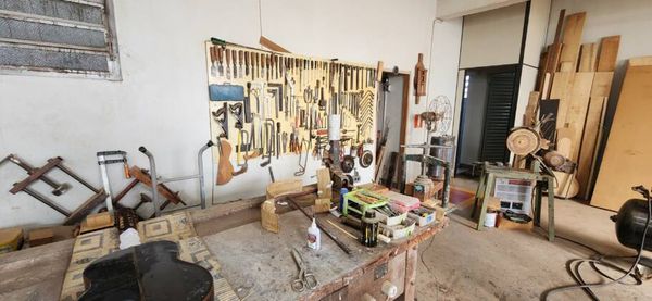 Museus orgânicos mantêm a memória de Uberaba viva Visitantes podem conhecer a oficina e equipamentos usados na fabricação das violas