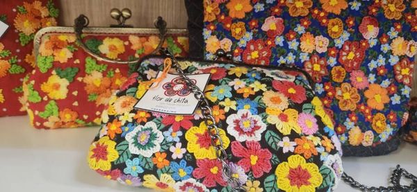 Museus orgânicos mantêm a memória de Uberaba viva São bolsas, carteiras, roupas e acessórios criados com chita